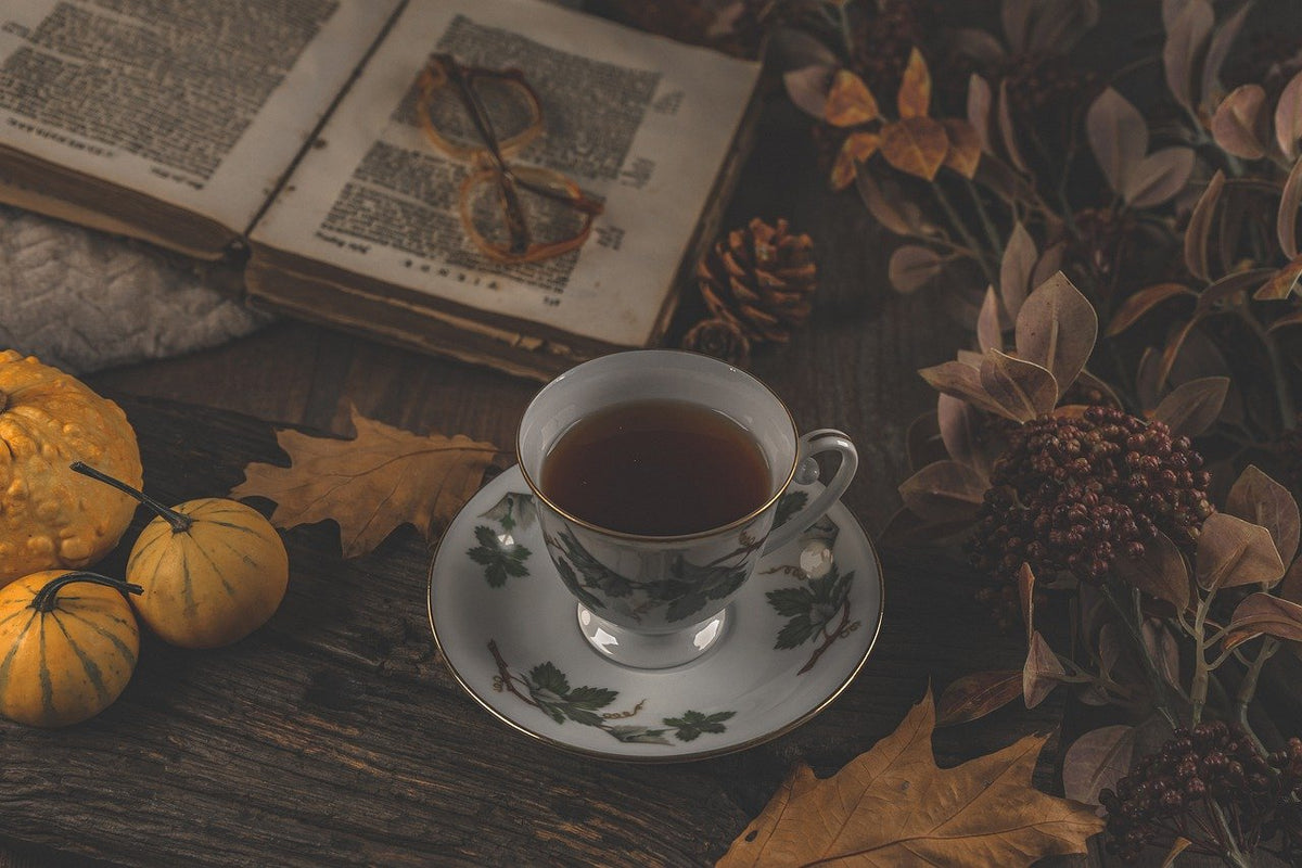 Herbstliche Teegenüsse: Warum Tee die perfekte Begleitung für den Herbst ist - Tasse Tee mit herbstlicher Deko