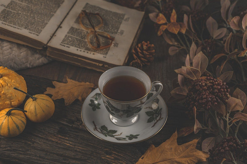 Herbstliche Teegenüsse: Warum Tee die perfekte Begleitung für den Herbst ist - Tasse Tee mit herbstlicher Deko